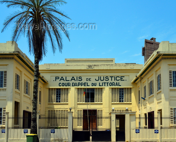 cameroon73: Cameroon, Douala: main entrance of the Palace of Justice,  Government Square - Court of Appeal of the Littoral province - 1er arrondissement, Bonanjo - photo by M.Torres - (c) Travel-Images.com - Stock Photography agency - Image Bank
