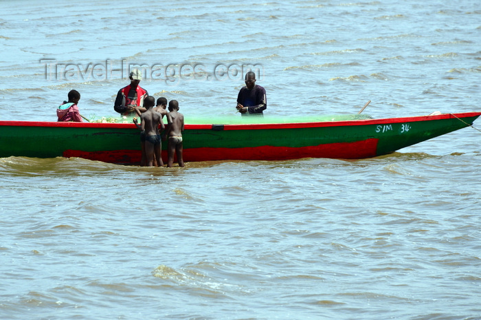 cameroon79: Cameroon, Douala: fishermen mend fishing nets in a wooden boat under the attentive eyes of children - Mboussa Sengué, near Douala Naval  Base - photo by M.Torres - (c) Travel-Images.com - Stock Photography agency - Image Bank