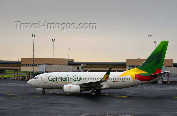 cameroon83: Cameroon, Douala: Douala International Airport - a Camair Co Boeing 737 approaches the terminal - Boeing 737-7BD(WL) CN 33920 / LN 1753, registration TJ-QCB (ex N268AT C-GOEJ PH-OEJ N339AG) - photo by M.Torres - (c) Travel-Images.com - Stock Photography agency - Image Bank