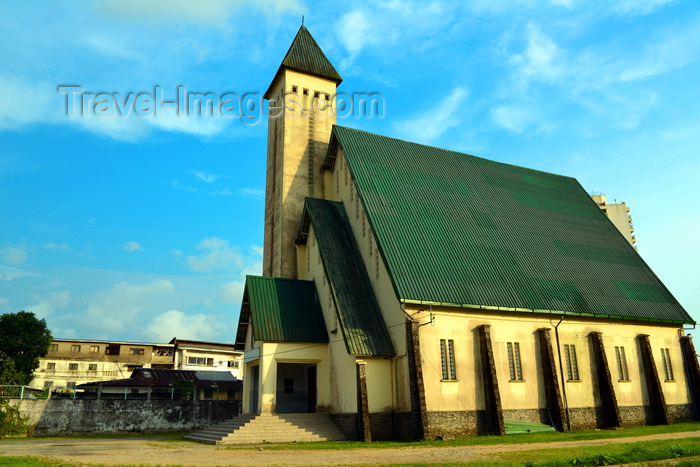 cameroon87: Cameroon, Douala: green roofed Baptist Church - the Centennial Temple - church Bethel, House of God - corner of Alfred Saker and Pau streets - wall with buttresses - Temple du Centenaire - photo by M.Torres - (c) Travel-Images.com - Stock Photography agency - Image Bank