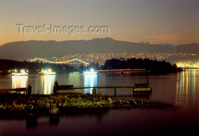 canada1: Canada / Kanada - Vancouver: gold and silver on the water - photo by M.Torres - (c) Travel-Images.com - Stock Photography agency - Image Bank