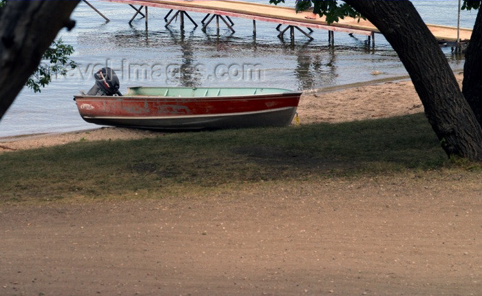 canada106: Canada / Kanada - Saskatchewan: boat on a sandy beach - photo by M.Duffy - (c) Travel-Images.com - Stock Photography agency - Image Bank