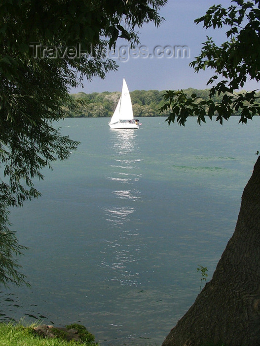 canada121: Niagara-on-the-Lake, Ontario, Canada / Kanada: sailing on the Niagara river - photo by R.Grove - (c) Travel-Images.com - Stock Photography agency - Image Bank