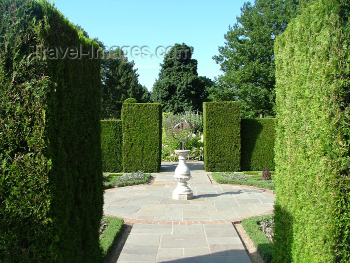 canada132: Niagara Falls, Ontario, Canada / Kanada: hedges and armilla - botanical Garden - photo by R.Grove - (c) Travel-Images.com - Stock Photography agency - Image Bank