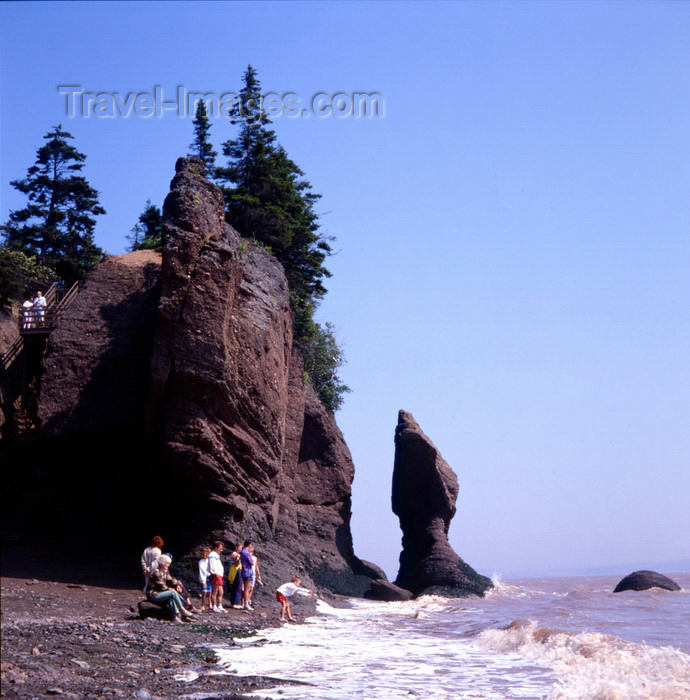 canada14: Hopewell Rocks, Bay of Fundy, New Brunswick, Canada: beach with rock formations - photo by A.Bartel - (c) Travel-Images.com - Stock Photography agency - Image Bank