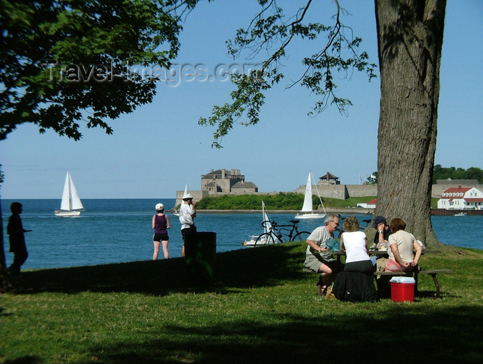 canada151: Niagara on the Lake, Ontario, Canada / Kanada: picnic by the water - photo by R.Grove - (c) Travel-Images.com - Stock Photography agency - Image Bank