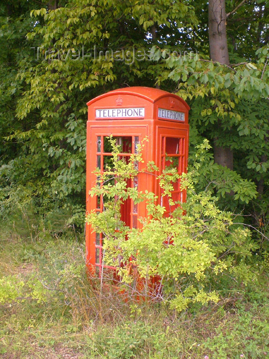 canada154: Fonthill - Niagara Region, Ontario, Canada / Kanada: phone booth in the wild - photo by R.Grove - (c) Travel-Images.com - Stock Photography agency - Image Bank