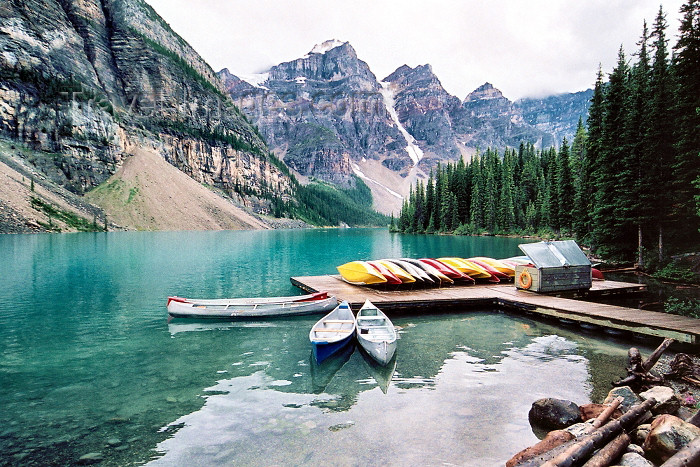 canada199: Canada / Kanada - Moraine Lake (Alberta): canoes - Banff National Park - Canadian Rockies - Rocky Mountains  - photo by M.Torres - (c) Travel-Images.com - Stock Photography agency - Image Bank