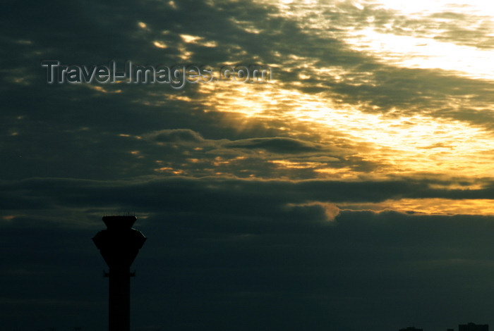 canada20: Mississauga, Ontario, Canada: control tower and sunset sky - Toronto Pearson International Airport - IATA: YYZ, ICAO: CYYZ - photo by M.Torres - (c) Travel-Images.com - Stock Photography agency - Image Bank