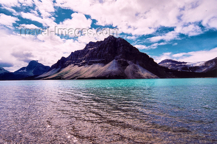 canada206: Canada / Kanada - Icefields Park (Alberta): Waterfawl lake - from the beach - photo by M.Torres - (c) Travel-Images.com - Stock Photography agency - Image Bank