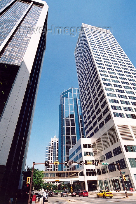 canada212: Canada / Kanada - Calgary (Alberta): 5th Street SW - intersection with 4th Avenue SW - Regency house on the left - Ernst & Young tower in the background (photo by M.Torres) - (c) Travel-Images.com - Stock Photography agency - Image Bank