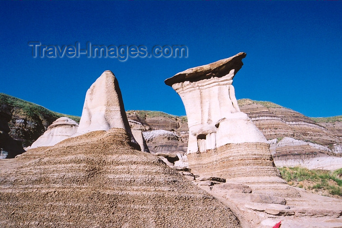 canada219: Canada / Kanada - Drumheller, Alberta: Hoodoos - Hoodoo drive - photo by M.Torres - (c) Travel-Images.com - Stock Photography agency - Image Bank