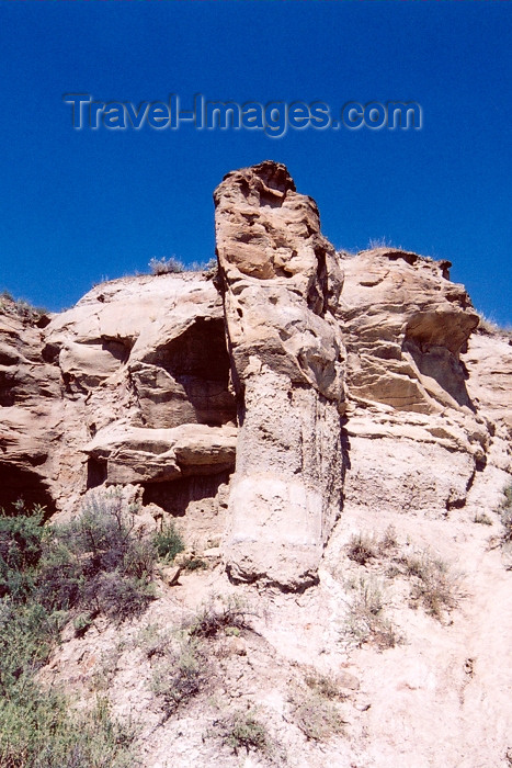 canada224: Canada / Kanada - Dinosaur Provincial Park, Alberta: caves - photo by M.Torres - (c) Travel-Images.com - Stock Photography agency - Image Bank