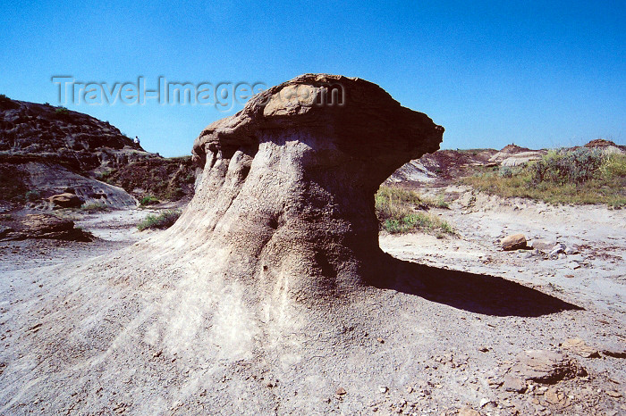 canada226: Canada / Kanada - Dinosaur Provincial Park, Alberta: Hoodoo - photo by M.Torres - (c) Travel-Images.com - Stock Photography agency - Image Bank