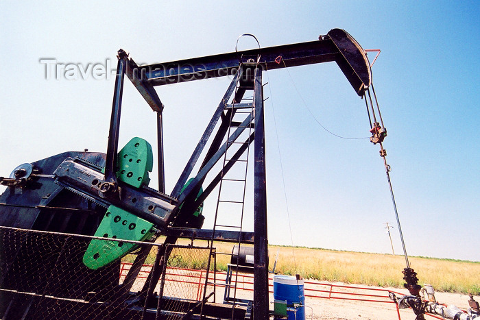 canada227: Canada / Kanada - Patricia, Alberta: in the oil fields - pumping oil - 'nodding donkey' - photo by M.Torres - (c) Travel-Images.com - Stock Photography agency - Image Bank