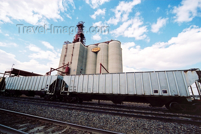 canada231: Canada / Kanada - Maple Creek (Saskatchewan): grain and train - photo by M.Torres - (c) Travel-Images.com - Stock Photography agency - Image Bank