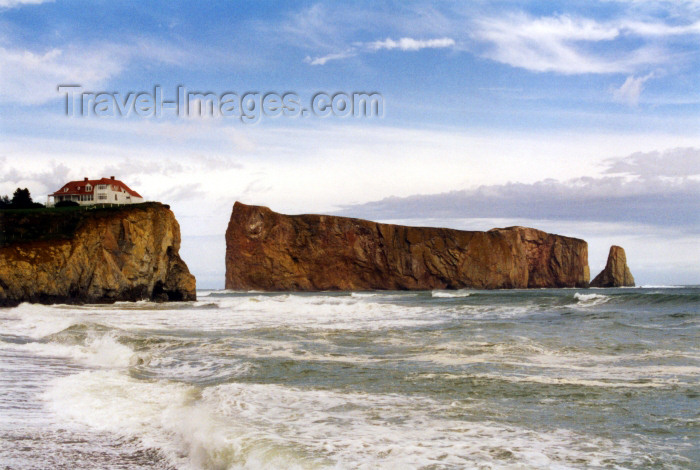 canada24: Percé, Quebec, Canada / Kanada: cliffs - Rocher Percé - Perce - Gaspe Peninsula - photo by P.Willis - (c) Travel-Images.com - Stock Photography agency - Image Bank