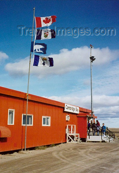 canada25: Canada - Cambridge Bay airport (Nunavut): the 'terminal' - photo by G.Frysinger - (c) Travel-Images.com - Stock Photography agency - Image Bank