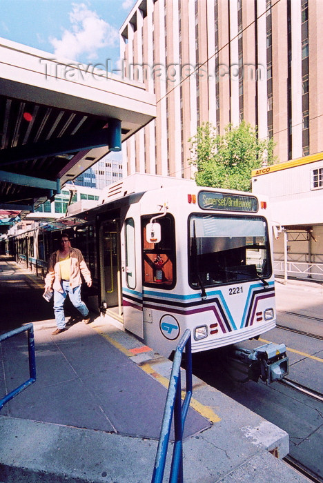 canada256: Canada / Kanada - Calgary (Alberta): the C-Train Somerset to Bridlewood arrives - 7th Avenue SW (photo by M.Torres) - (c) Travel-Images.com - Stock Photography agency - Image Bank