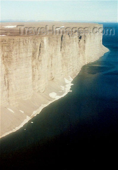 canada26: Canada - Prince Leopold island (Nunavut): flying over the cliffs - photo by G.Frysinger - (c) Travel-Images.com - Stock Photography agency - Image Bank