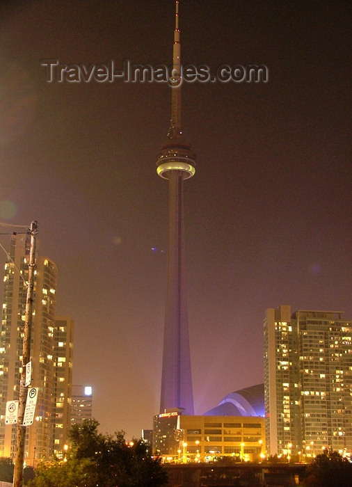 canada272: Toronto, Ontario, Canada / Kanada: CN Tower - nocturnal - architects John Andrews and Ned Baldwin, structural engineers NCK Engineering - photo by R.Grove - (c) Travel-Images.com - Stock Photography agency - Image Bank