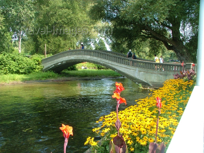 canada290: Toronto, Ontario, Canada / Kanada: elegant bridge - Centre Island - photo by R.Grove - (c) Travel-Images.com - Stock Photography agency - Image Bank