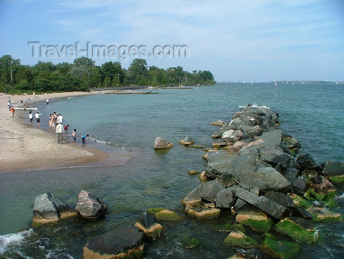 canada300: Toronto, Ontario, Canada / Kanada: beach and cairn - Centre Island - photo by R.Grove - (c) Travel-Images.com - Stock Photography agency - Image Bank