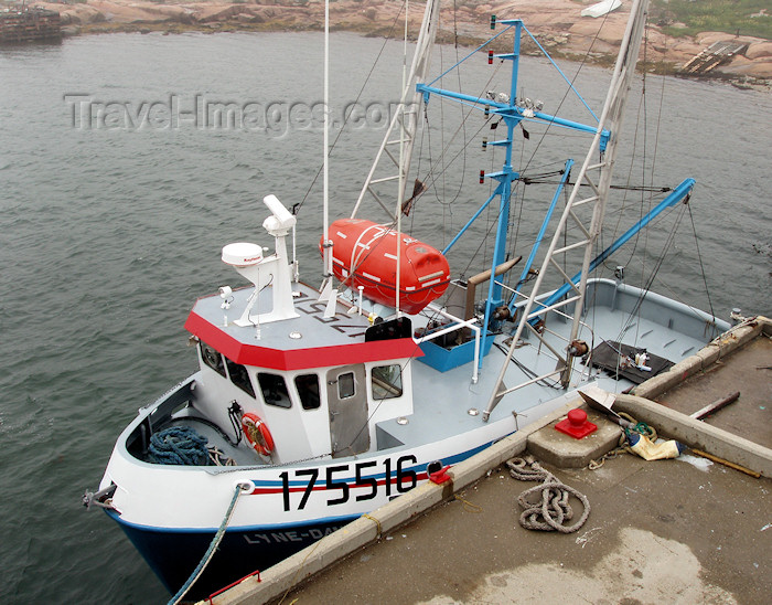 canada303: Harrington Harbour (Quebec): fishing boat - photo by B.Cloutier - (c) Travel-Images.com - Stock Photography agency - Image Bank