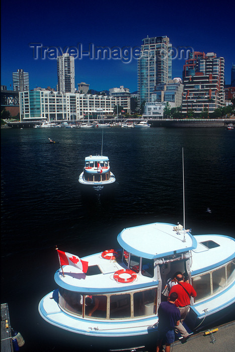 canada348: Canada / Kanada - Vancouver: aqua bus - passengers boarding - boat - photo by D.Smith - (c) Travel-Images.com - Stock Photography agency - Image Bank