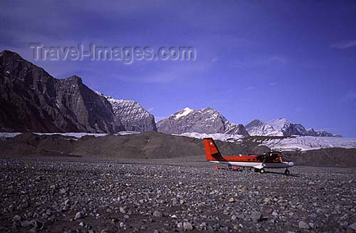 canada390: Canada - Ellesmere Island (Nunavut): Twin Otter aircraft at Hare Fiord - photo by E.Philips - (c) Travel-Images.com - Stock Photography agency - Image Bank