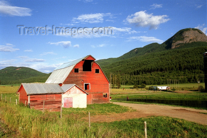 canada397: Canada / Kanada - BC: red farmhouse - barn - photo by G.Friedman - (c) Travel-Images.com - Stock Photography agency - Image Bank