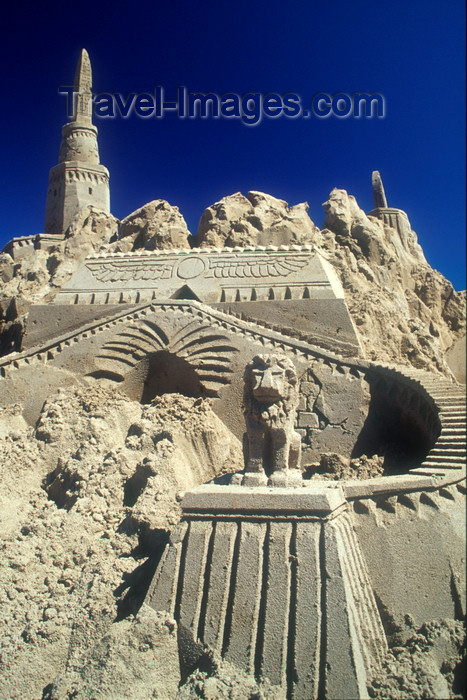 canada5: Parksville, BC, Canada: sand castle - sand building competition - photo by D.Smith - (c) Travel-Images.com - Stock Photography agency - Image Bank