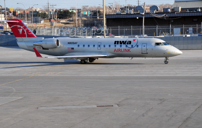 canada570: Montreal, Quebec, Canada: NWA Airlink / Pinnacle Airlines Canadair CL-600-2B19 Regional Jet CRJ-200LR - N805AY - aircraft at Montréal-Pierre Elliott Trudeau International Airport - YUL - photo by M.Torres - (c) Travel-Images.com - Stock Photography agency - Image Bank