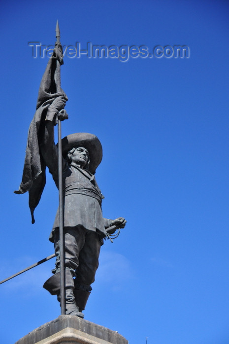 canada594: Montreal, Quebec, Canada: city founder, Paul de Chomedey de Maisonneuve statue at Place d'Armes - one of the pioneers of the Vice-royauté de Nouvelle-France - bronze by Louis-Philippe Heber - Place d'Armes - Vieux-Montréal - photo by M.Torres - (c) Travel-Images.com - Stock Photography agency - Image Bank