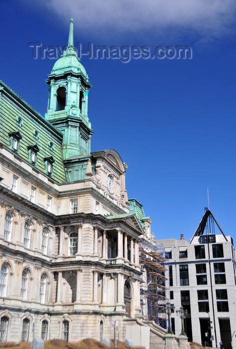 canada599: Montreal, Quebec, Canada: City Hall - architects Alexander Cowper Hutchison and  Henri-Maurice Perrault - Hôtel de Ville - from its balcony French President General de Gaulle uttered his famous "Vive le Québec libre!" - Édifice Chaussegros-de-Léry in the background, architect Dan Hanganu - Rue Notre Dame - Vieux-Montréal - photo by M.Torres - (c) Travel-Images.com - Stock Photography agency - Image Bank