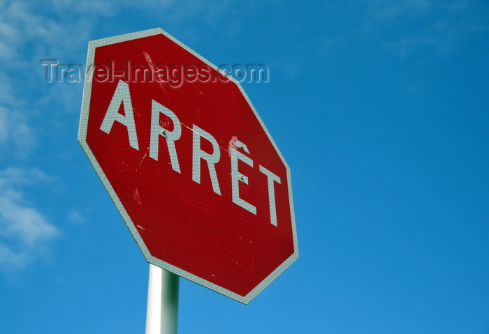 canada622: Montreal, Quebec, Canada: French language stop sign - octagonal traffic sign - Vienna Convention on Road Signs and Signals - panneau arrêt - Rue de La Commune- Vieux-Montréal - photo by M.Torres - (c) Travel-Images.com - Stock Photography agency - Image Bank