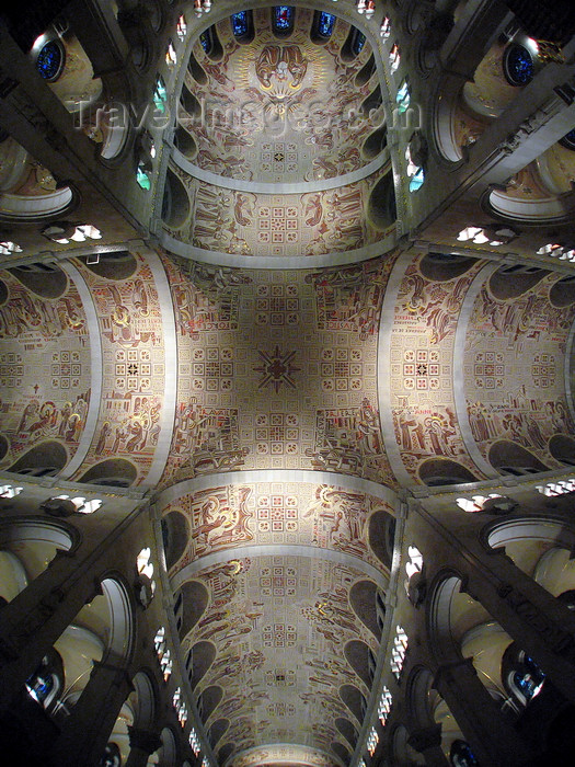 canada636: Sainte-Anne-de-Beaupré, Quebec: Basilica of Sainte-Anne-de-Beaupré - nave, transept and sanctuary - ceiling frescoes seen from the crossing - cruciform church - Romanesque ecclesiastical architecture - photo by B.Cain - (c) Travel-Images.com - Stock Photography agency - Image Bank