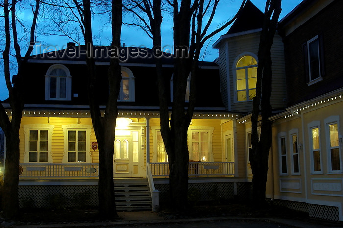 canada638: Baie-Saint-Paul, Charlevoix, Quebec: Auberge La Muse - Victorian dwelling turned to hotel - Saint-Jean-Baptiste - photo by B.Cain - (c) Travel-Images.com - Stock Photography agency - Image Bank