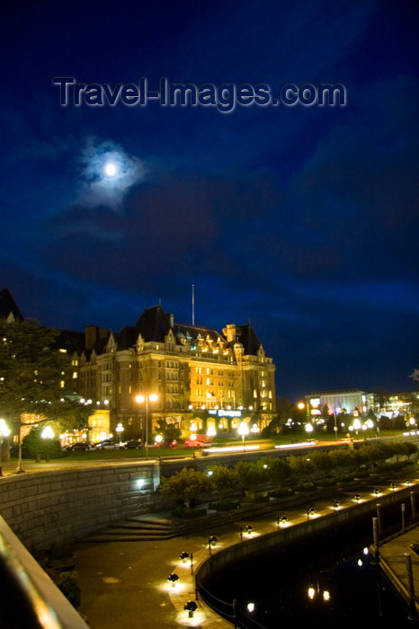 canada668: Victoria, BC, Canada: Empress Hotel, Government Street facing the Inner Harbour - nocturnal view - architect Francis Rattenbury - château-style - photo by D.Smith - (c) Travel-Images.com - Stock Photography agency - Image Bank