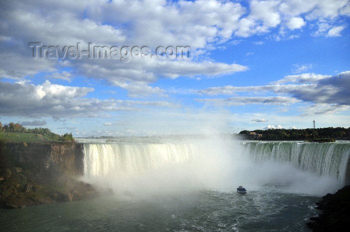 canada683: Niagara Falls, Ontario, Canada: Horseshoe Falls and Goat island - Maid of the Mist approaches - photo by M.Torres - (c) Travel-Images.com - Stock Photography agency - Image Bank