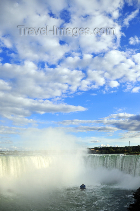 canada684: Niagara Falls, Ontario, Canada: Horseshoe Falls - Maid of the Mist at the bottom - formed at the end of the Wisconsin glaciation - crest elevation of 500 ft - photo by M.Torres - (c) Travel-Images.com - Stock Photography agency - Image Bank