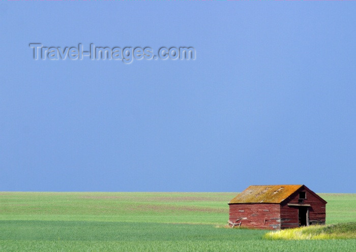 canada71: Canada / Kanada - Saskatchewan: prairie storm approaching red barn - photo by M.Duffy - (c) Travel-Images.com - Stock Photography agency - Image Bank