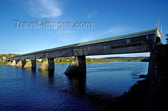 canada751: Hartland, New Brunswick, Canada: the longest covered bridge in the world, 391 m / 1282 feet long - crosses the Saint John River from Hartland to Somerville - Howe truss - photo by C.Lovell - (c) Travel-Images.com - Stock Photography agency - Image Bank