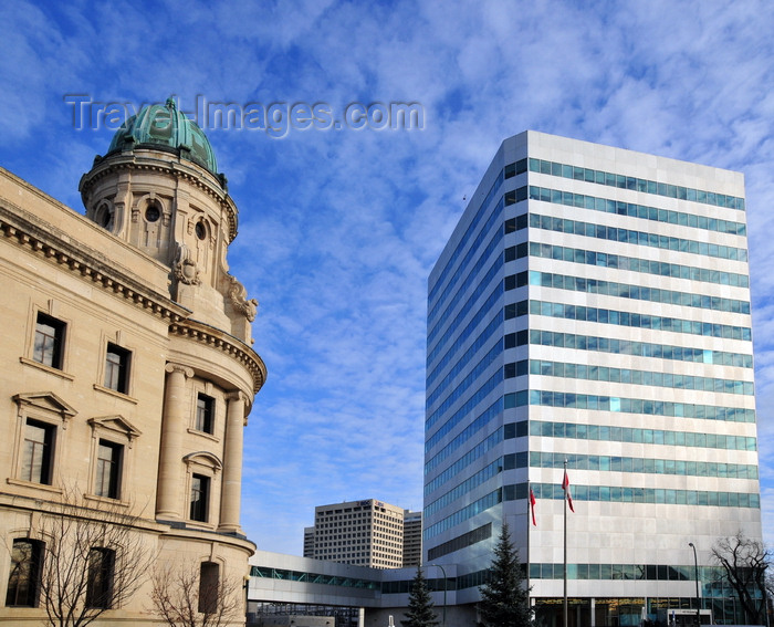 canada770: Winnipeg, Manitoba, Canada: a sky-walk link the Law Courts and the Woodsworth Building - view from Broadway - photo by M.Torres - (c) Travel-Images.com - Stock Photography agency - Image Bank