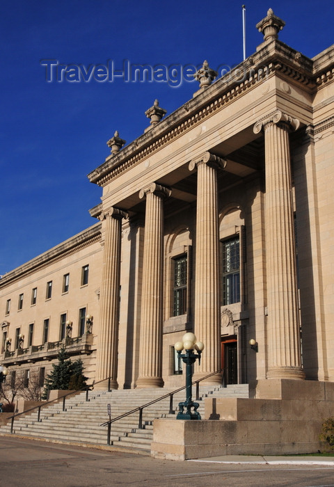 canada774: Winnipeg, Manitoba, Canada: Legislative building - south façade - tetrastyle portico of four Ionic columns - made from Manitoba Tyndall limestone from the town of Garson - architects Francis Worthington Simon and Henry Boddington III - photo by M.Torres - (c) Travel-Images.com - Stock Photography agency - Image Bank