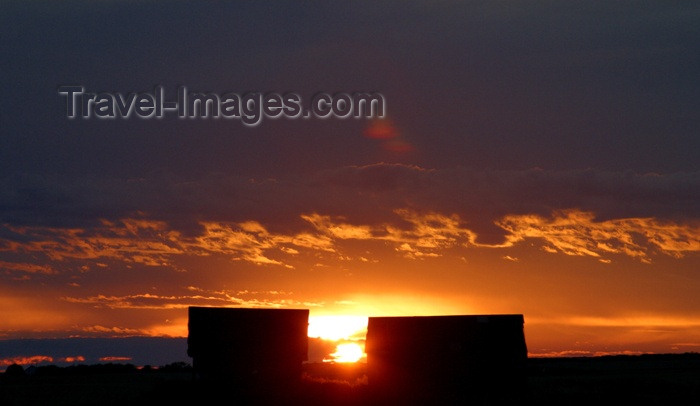 canada78: Canada / Kanada - Saskatchewan: gorgeous sunset, bright red, yellow and orange - photo by M.Duffy - (c) Travel-Images.com - Stock Photography agency - Image Bank