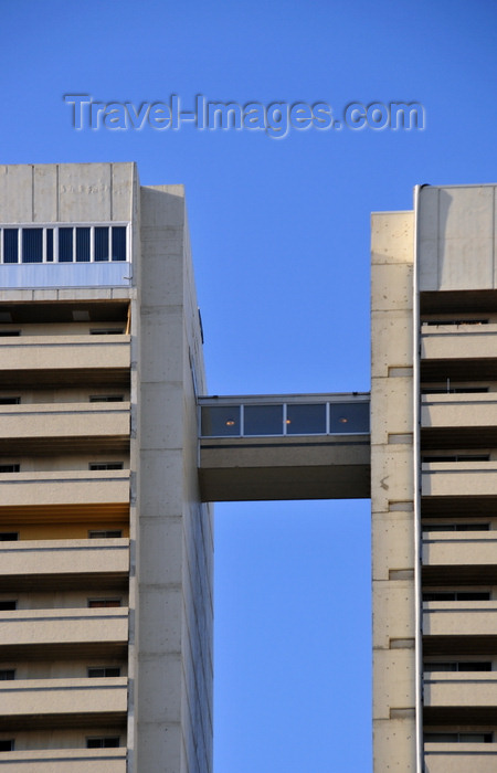 canada790: Winnipeg, Manitoba, Canada: Holiday Towers - a sky walk links the north and south towers - Hargrave Street - LM Architectural Group - Fort Rouge - City Centre - photo by M.Torres - (c) Travel-Images.com - Stock Photography agency - Image Bank