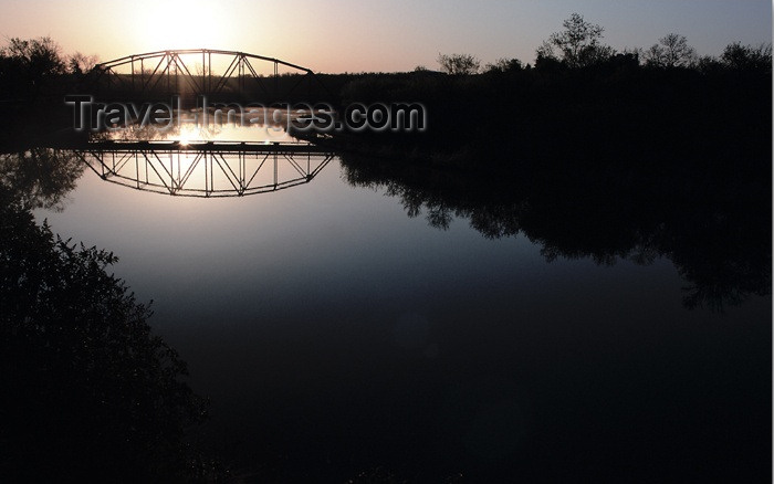 canada94: Canada / Kanada - Saskatchewan - Moose Jaw: brilliant sunset over a truss bridge - photo by M.Duffy - (c) Travel-Images.com - Stock Photography agency - Image Bank