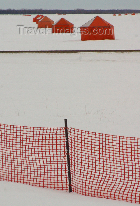 canada99: Canada / Kanada - Saskatchewan: winter scene - red and white - photo by M.Duffy - (c) Travel-Images.com - Stock Photography agency - Image Bank