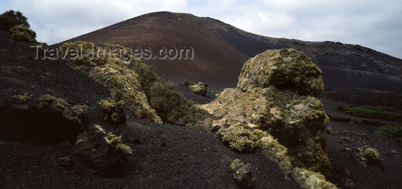 canary74: Tinajo, Lanzarote, Canary Islands: volcanic landscape of Timanfaya National Park - UNESCO Biospherical Reserve -  Parque Nacional de Timanfaya - photo by W.Allgöwer - (c) Travel-Images.com - Stock Photography agency - Image Bank